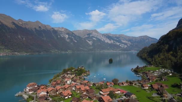 Amazing Lake Brienz Svájcban a kék víz — Stock videók