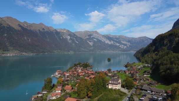 青い水でスイスの素晴らしいブリエンツ湖 — ストック動画