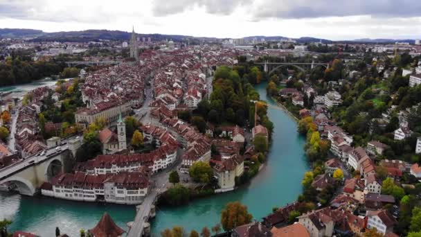 Vista aérea de la ciudad de Berna, la capital de Suiza — Vídeo de stock