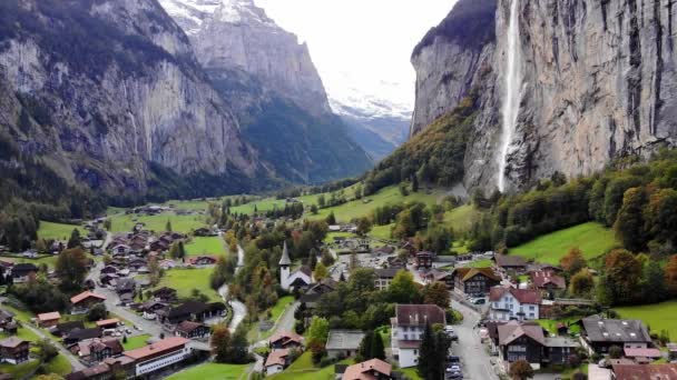 Der berühmte Wasserfall von Lauterbrunnen in den Schweizer Alpen — Stockvideo