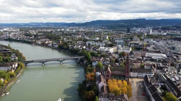 Uitzicht vanuit de lucht over de stad Bazel Zwitserland en de Rijn — Stockvideo