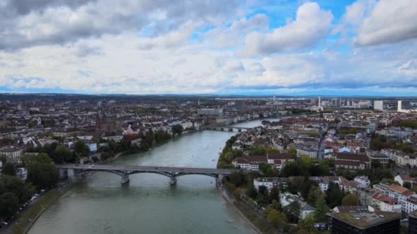 Uitzicht vanuit de lucht over de stad Bazel Zwitserland en de Rijn — Stockvideo