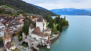 İsviçre 'deki Thun Gölü' nde ünlü Oberhofen Şatosu
