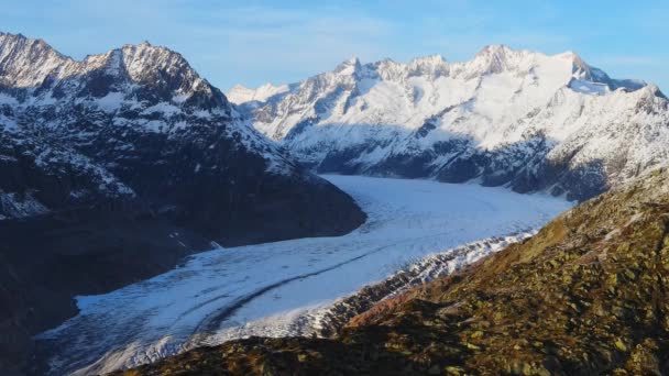 Avrupa 'nın en büyük buzulu olan İsviçre Alplerindeki Aletschgletscher üzerindeki hava manzarası — Stok video