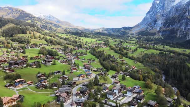 Berühmte Stadt Grindelwald in den Schweizer Alpen von oben — Stockvideo