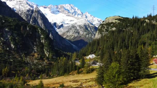 Het wonderlijke landschap van de Zwitserse Alpen in Zwitserland — Stockvideo