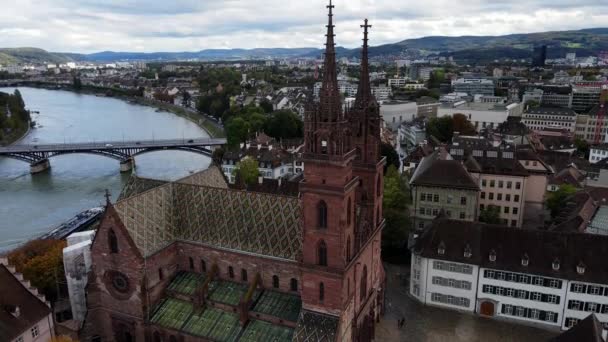 Luchtfoto over de stad Bazel Zwitserland en de kathedraal — Stockvideo