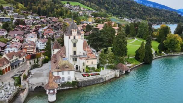 Beroemd kasteel Oberhofen aan het Thunermeer in Zwitserland — Stockvideo