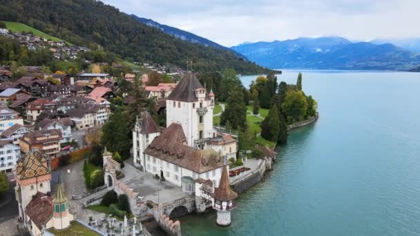 Famoso castello Oberhofen sul lago di Thun in Svizzera — Video Stock