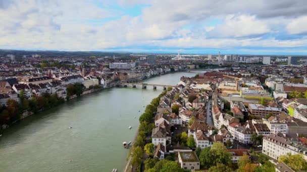 Rijn in de stad Bazel in Zwitserland — Stockvideo