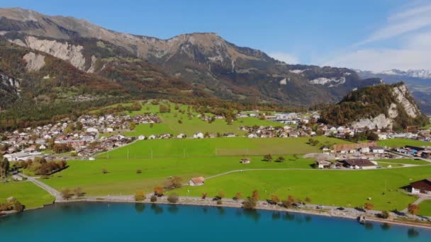 Stad Brienz in Zwitserland van bovenaf — Stockvideo