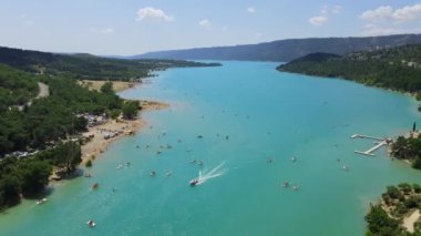 Verdon Kanyonu 'ndaki Fransız Alplerinde Sainte Croix Gölü' nün manzarası