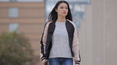 Şehirdeki genç Asyalı kadın - fotoğrafçılık