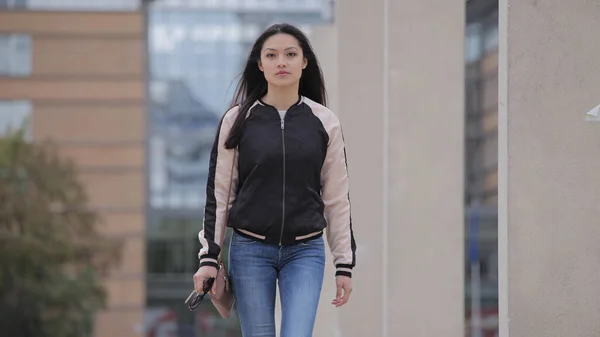 Mujer Asiática Joven Camina Sobre Una Plaza Una Ciudad Fotografía — Foto de Stock