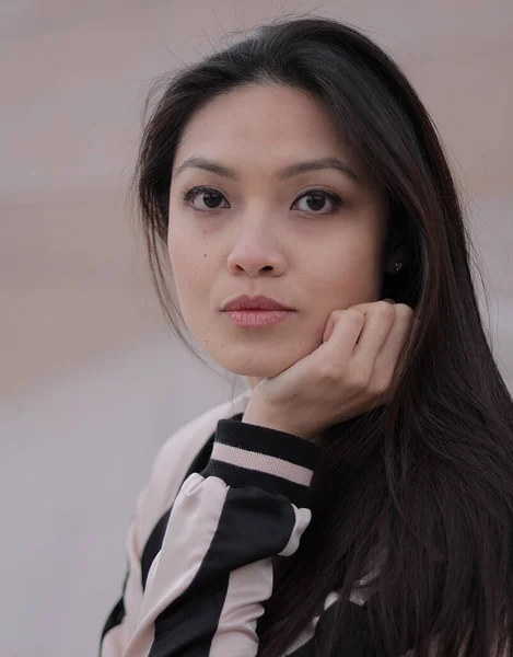 Young Asian Woman Poses Camera Urban Area People Photography — Stock Photo, Image