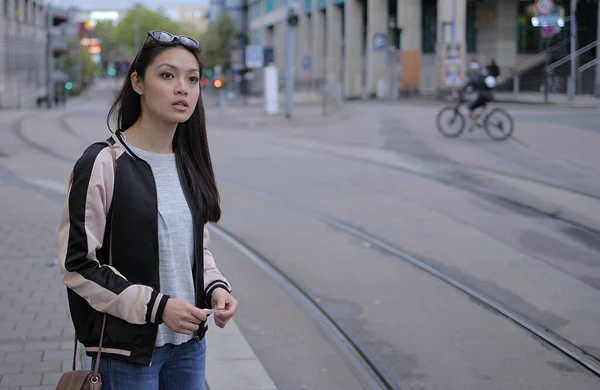 Mujer Asiática Joven Espera Tranvía Ciudad Fotografía Urbana — Foto de Stock