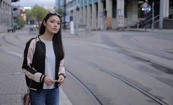 Nuori Aasialainen Nainen Odottaa Raitiovaunu Kaupungissa Kaupunkien Valokuvaus — kuvapankkivalokuva