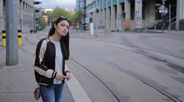 Jovem Mulher Asiática Espera Bonde Cidade Fotografia Urbana — Fotografia de Stock