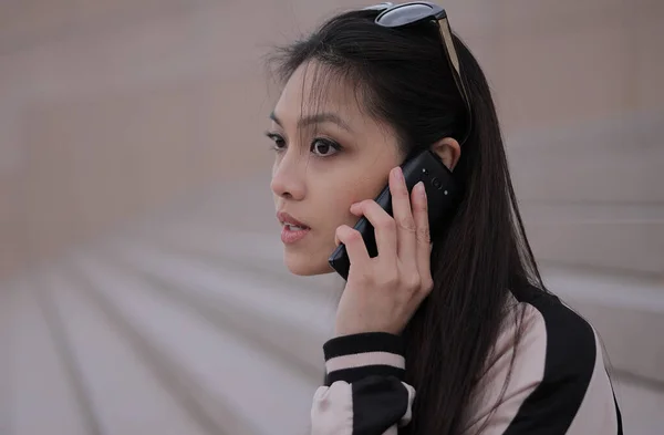 Young Asian Woman Takes Phone Call People Photography — Stock Photo, Image