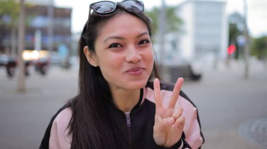 Genç, mutlu bir kadın yeni pişmiş waffle yer. Şehir fotoğrafçılığı.