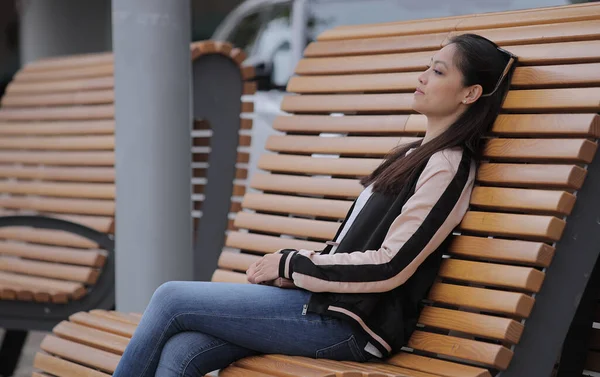 Pretty Asian Girl Sits Bench Relaxes People Photography — Stock Photo, Image