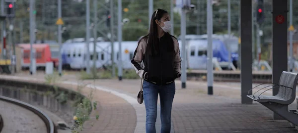 Tienes que usar máscaras faciales en la plataforma de una estación de tren — Foto de Stock