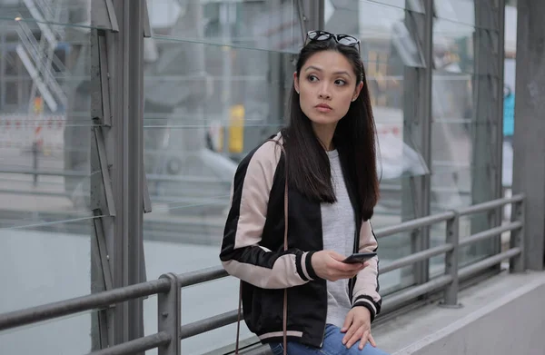Menina asiática bonita em uma aera urbana — Fotografia de Stock