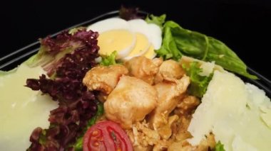 Tavuk salatası - kızarmış tavuklu yeşil marul