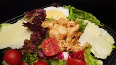 Taze salata kasesinin üzerine yakın görüş