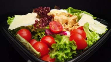 Salata kasesi - kızarmış tavuklu yeşil marul
