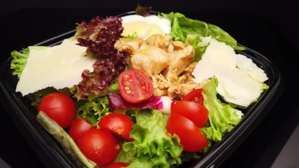 Salatschüssel - grüner Salat mit gegrilltem Huhn — Stockvideo