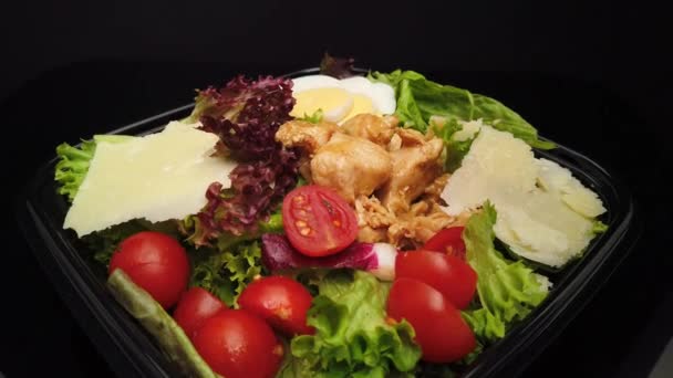 Taze salata kasesinin üzerine yakın görüş — Stok video