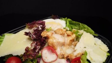 Taze salata kasesinin üzerine yakın görüş