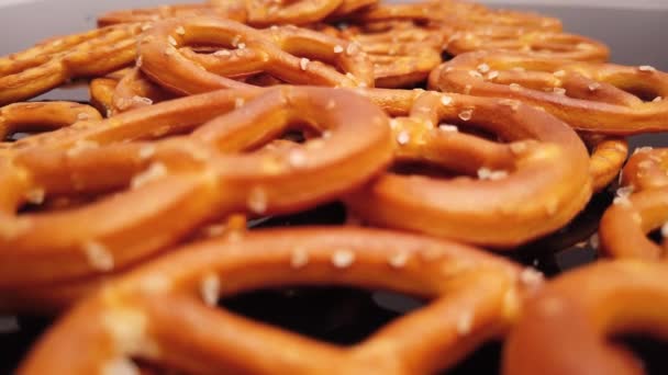 Salty Pretzels - zbliżenia widok makro przesuwne strzał — Wideo stockowe