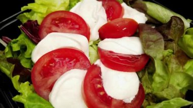 Domatesli taze salata kasesi.