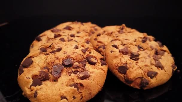 Deliciosas galletas de chocolate americano — Vídeo de stock