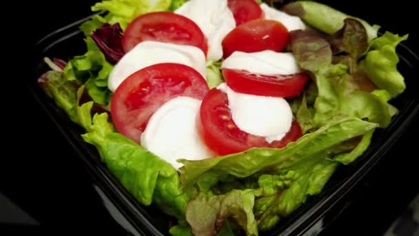 Verse salade schaal met tomaat mozzarella — Stockvideo