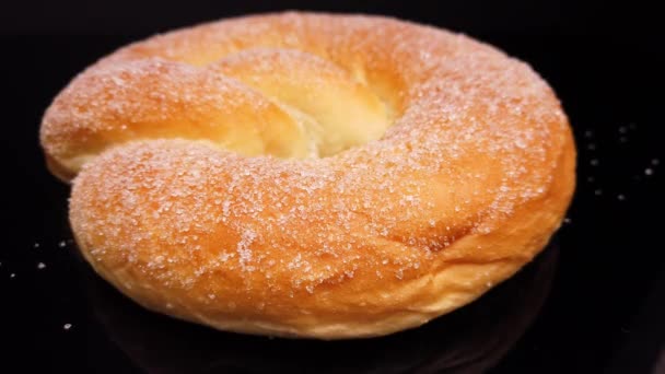 Μεγάλη γλυκιά ζάχαρη Pretzel - κοντινό πλάνο — Αρχείο Βίντεο