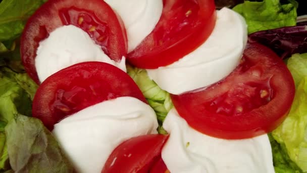 Pyszne pomidory Mozzarella Salad Bowl — Wideo stockowe
