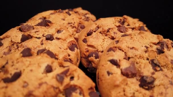 Detailní záběr na americké sušenky - čokoládové lupínky — Stock video