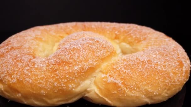 Μεγάλη γλυκιά ζάχαρη Pretzel - κοντινό πλάνο — Αρχείο Βίντεο