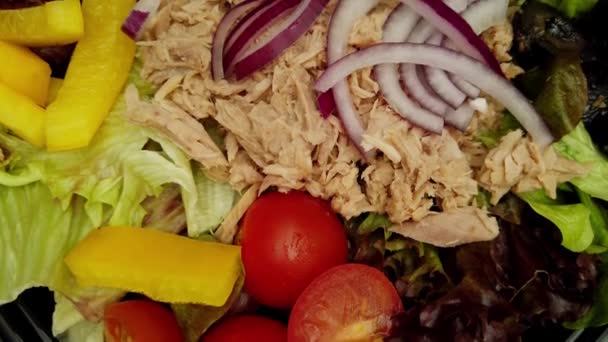 Friss tonhal saláta tál Szép stílus — Stock videók