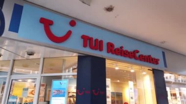 Şehirdeki TUI Seyahat Ajansı - SAARBRUECKEN, GERMANY - 15 Kasım 2020
