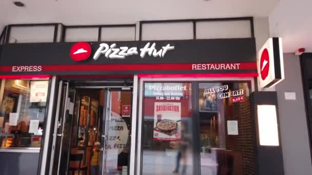 Restaurante Pizza Hut en tiempos de Covid-19 - SAARBRUECKEN, ALEMANIA - 15 DE NOVIEMBRE DE 2020 — Vídeos de Stock