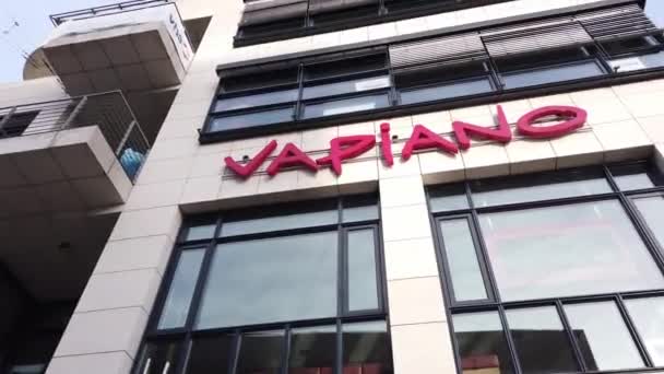 Şehirdeki Vapiano Restoranı - SAARBRUECKEN, Almanya - 15 Kasım 2020 — Stok video