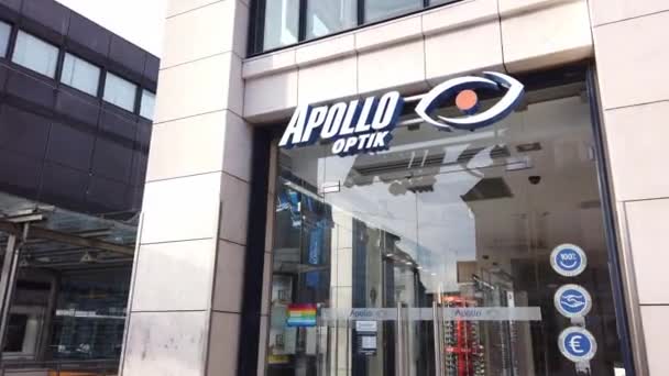 Apollo opticiens in de stad - SAARBRUECKEN, Duitsland - 15 november 2020 — Stockvideo