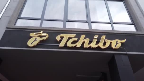 Tchibo kavárna ve městě - SAARBRUECKEN, NĚMECKO -15. — Stock video