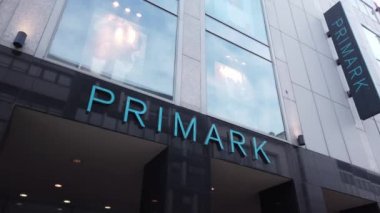 Şehirdeki Primark Mağazası - SAARBRUECKEN, Almanya - 15 Kasım 2020
