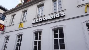McDonalds 'ın şehirdeki restoranı - SAARBRUECKEN, ALMANY - 15 Kasım 2020