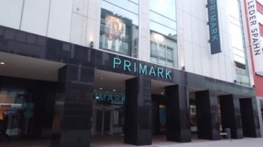 Şehirdeki Primark Mağazası - SAARBRUECKEN, Almanya - 15 Kasım 2020